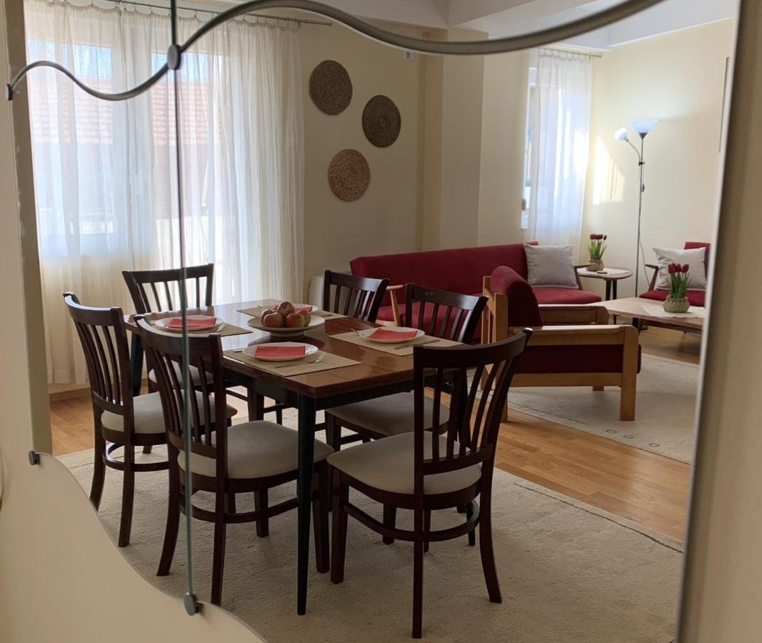 Bright Top Floor Apartment With Free Parking Szkopje Kültér fotó